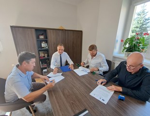 Podpisano umowę na zadanie "Budowa kontenerowego zaplecza socjalno – sanitarnego przy boisku sportowo – rekreacyjnym w Łuczycach"