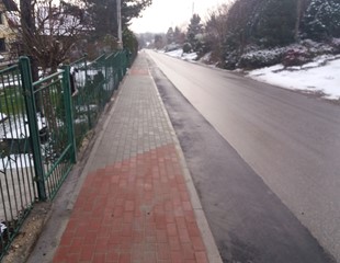 Chodnik przy drodze powiatowej w Dojazdowie