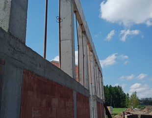 Trwają prace przy budowie sali gimnastycznej i rozbudowie budynku szkoly podstawowej im. M. Langiewicza w Goszczy