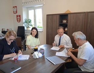 Podpisanie umowy na budowę parkingu "parkuj i jedź" wraz z rozbudową drogi dojazdowej z Zastowie