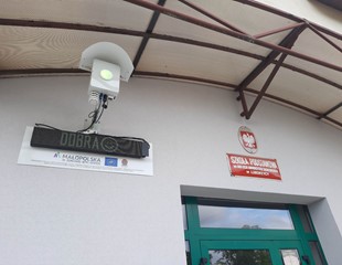 Miernik zanieczyszczenia powietrza i tablica informacyjna LED w Szkole Podstawowej im. 600-lecia Uniwersytetu Jagiellońskiego w Wysiołku Luborzyckim